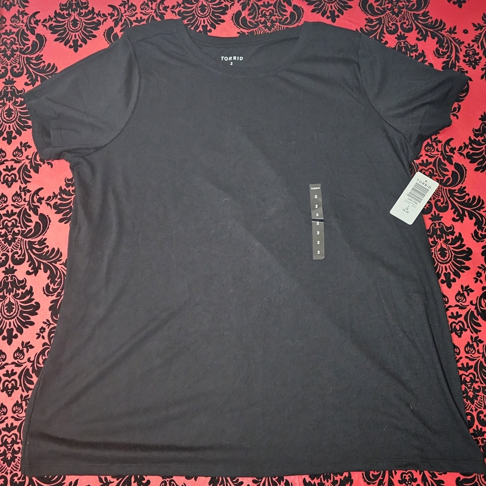 TORRID BLACK EVERYDAY CREW NECK TEE SIZE 2 NWT